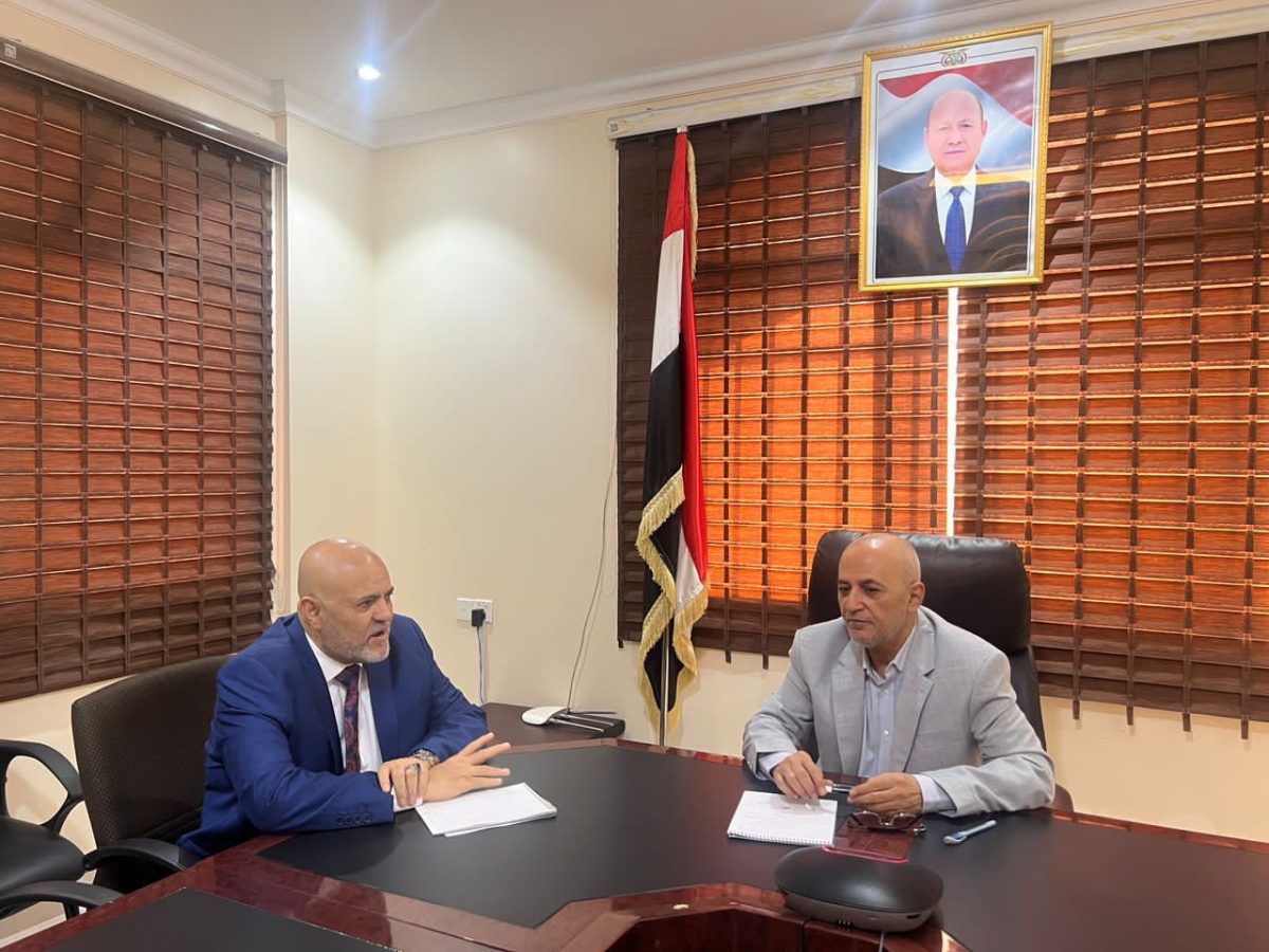 اجتماع وزير المياه المهندس توفيق الشرجبي ومحافظ تعز نبيل شمسان لمناقشة أزمة مياه تعز - يمن لايف 24