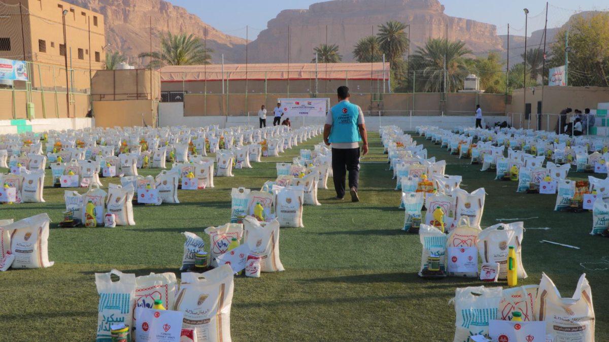حضرموت: مؤسسة البادية ترسم البسمة على وجوه الأسر والأطفال بتوزيعها 500 سلة غذائية و300 كسوة عيد.-يمن لايف 24