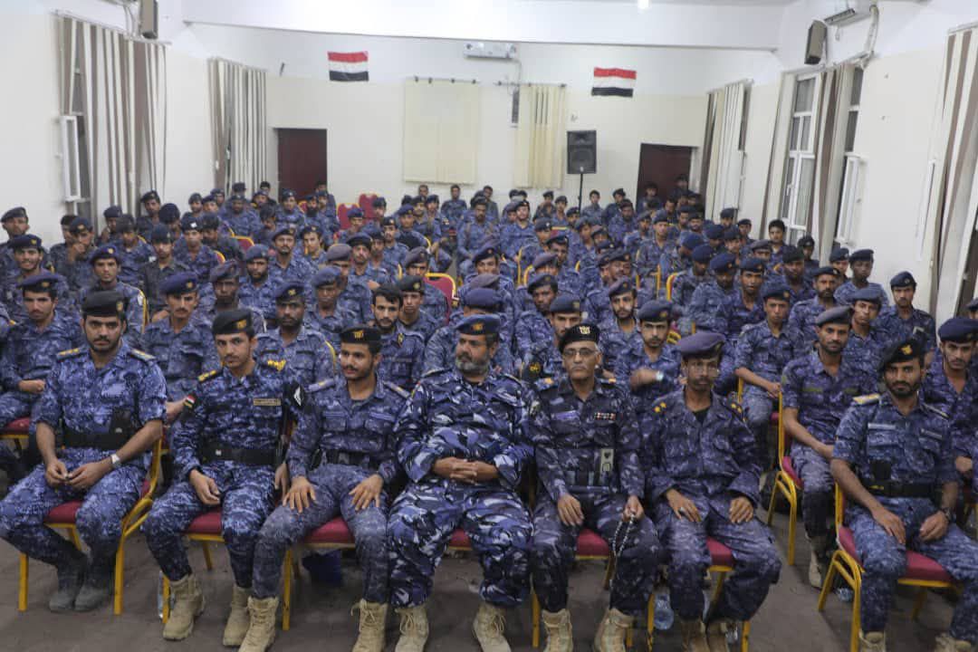 قائد شرطة الدوريات وأمن الطرق بمأرب يشدد على رفع مستوى الوعي لدى رجال الأمن لمواجهة التحديات الراهنة