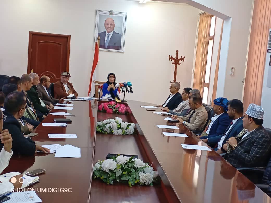 لقاء موسع لرؤساء محاكم ونيابات تعز مع وزير الشؤون القانونية